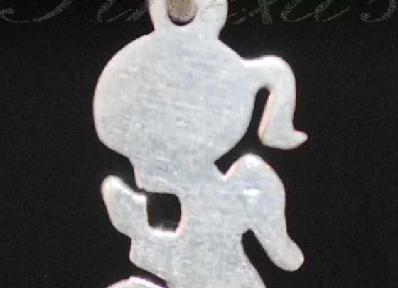 Dije de “Niña orando” Plata 950 2