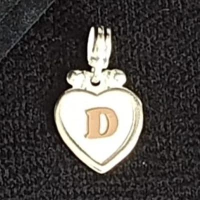 Dije silueta de la letra “D”