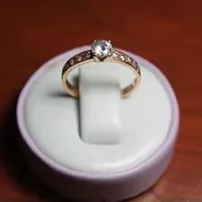 Anillo de compromiso en Oro 18 kl con 11 Zircones
