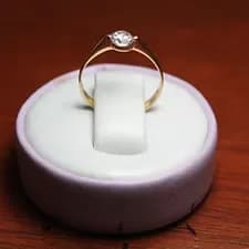 Anillo de compromiso en Oro 18 kl con un Zircon C1