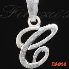 Dije silueta de la letra “C” Plata 950