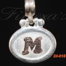 Dije silueta de la letra “M” Plata 950 con Oro 14